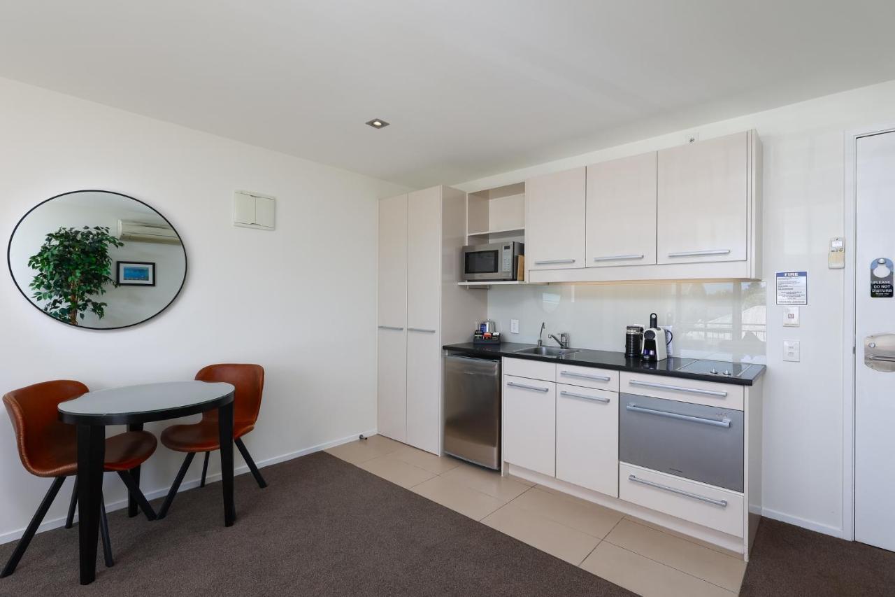 Palazzo Motor Lodge Nelson Exterior foto A kitchen in a serviced apartment