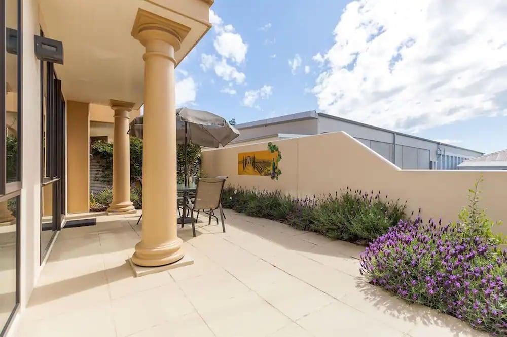 Palazzo Motor Lodge Nelson Exterior foto The courtyard of the house