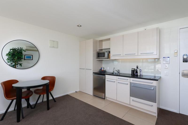 Palazzo Motor Lodge Nelson Exterior foto A typical kitchen in a serviced apartment