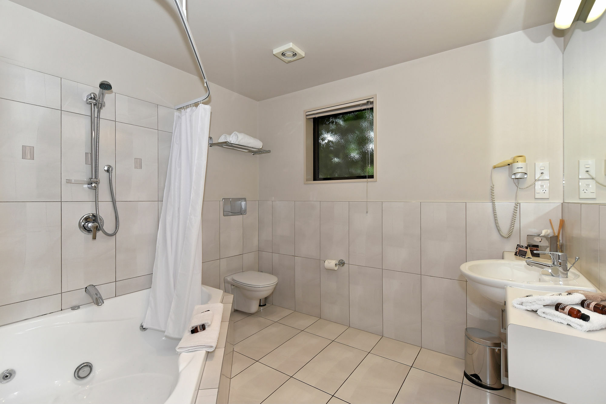 Palazzo Motor Lodge Nelson Exterior foto Bathroom